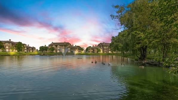 Townhomes around a lake in Olathe, Kansas